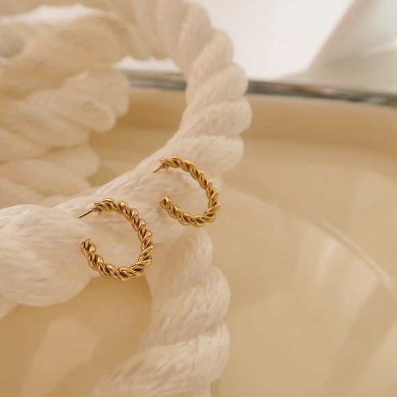 NEW 18K Gold Plated Braided Oval Hoop Earrings - Picture 4 of 6